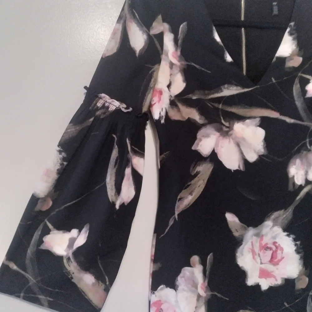 🎉SALE WHBM Black Floral Print Smocked Bell Sleeves Vneck Dress